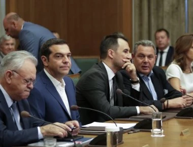 Το βλέμμα «μαχαιριά» της Αχτσιόγλου στον Καμμένο - Όλα όσα κατέγραψαν οι κάμερες από το υπουργικό συμβούλιο (φώτο)